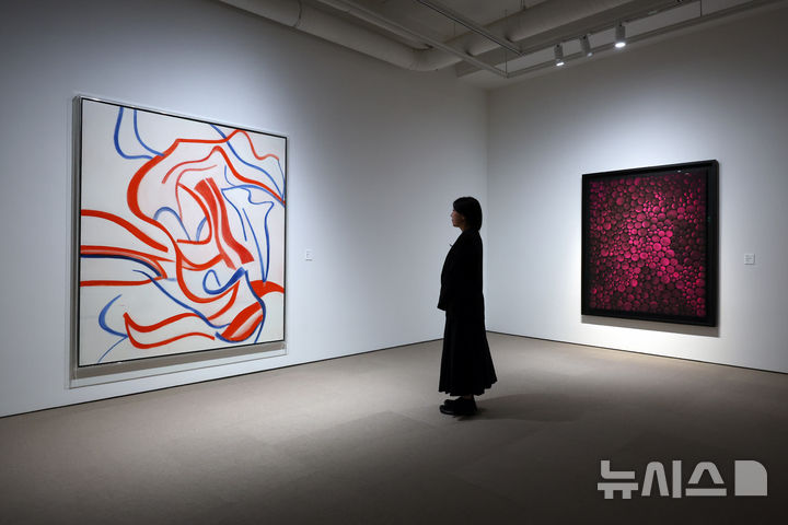 [서울=뉴시스] 박진희 기자 = 글로벌세아그룹의 글로벌세아 아트스페이스는 7일 서울 강남구 글로벌세아 아트스페이스에서 세계적인 현대미술 작가 14인의 작품을 통해 현대 미술의 흐름을 조망하는 기획전 '현대회화 하이라이트: 시대의 초상' 언론공개회를 갖고 윌렘 드 쿠닝(Willem de Kooning, 왼쪽)과 쿠사마 야요이(Yayoi Kusama) 작품을 선보이고 있다. 2026.10.07. pak7130@newsis.com
