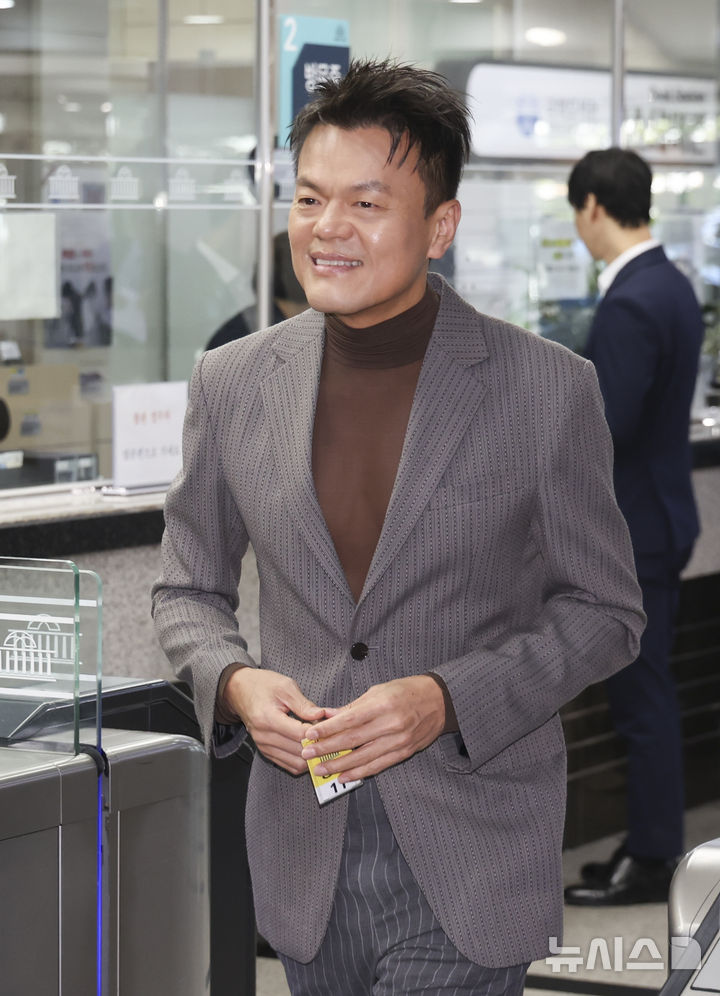 [서울=뉴시스] 김근수 기자 = 박진영 대통령 직속 대중문화교류위원회 공동위원장이 7일 오전 서울 여의도 국회에서 열린 국회 문화체육관광위원회의 문화체육관광부 국정감사에 증인으로 출석하기 위해 민원실로 들어서고 있다. 2026.10.07. ks@newsis.com