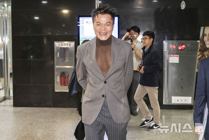 [서울=뉴시스] 정병혁 기자 = 박진영 대통령 직속 대중문화교류위원회 공동위원장이 7일 서울 여의도 국회에서 열린 문화체육관광위원회 문체부 국정감사에 출석하기 위해 국회로 들어오고 있다. 2026.10.07. jhope@newsis.com