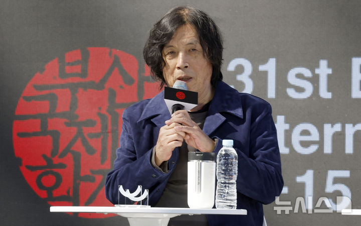 [부산=뉴시스] 김혜진 기자 = 이창동 감독이 7일 부산 해운대구 영화의전당 야외무대에서 열린 제31회 부산국제영화제 '가능한 사랑' 오픈토크에서 인사말을 하고 있다. 2026.10.07. jini@newsis.com