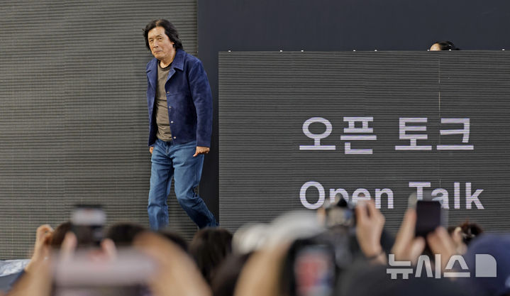 [부산=뉴시스] 김혜진 기자 = 이창동 감독이 7일 부산 해운대구 영화의전당 야외무대에서 열린 제31회 부산국제영화제 '가능한 사랑' 오픈토크에 참석하고 있다. 2026.10.07. jini@newsis.com