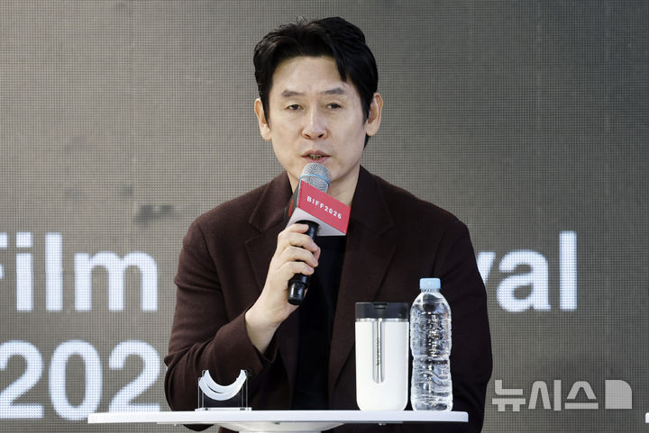 [부산=뉴시스] 김혜진 기자 = 배우 설경구가 7일 부산 해운대구 영화의전당 야외무대에서 열린 제31회 부산국제영화제 '가능한 사랑' 오픈토크에서 인사말을 하고 있다. 2026.10.07. jini@newsis.com