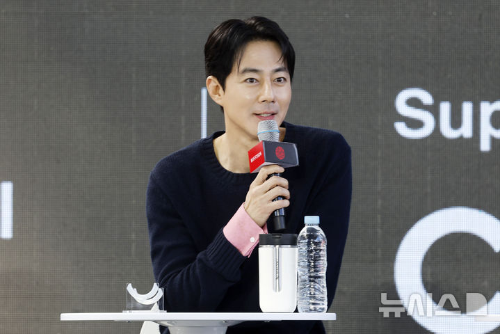 [부산=뉴시스] 김혜진 기자 = 배우 조인성이 7일 부산 해운대구 영화의전당 야외무대에서 열린 제31회 부산국제영화제 '가능한 사랑' 오픈토크에서 인사말을 하고 있다. 2026.10.07. jini@newsis.com