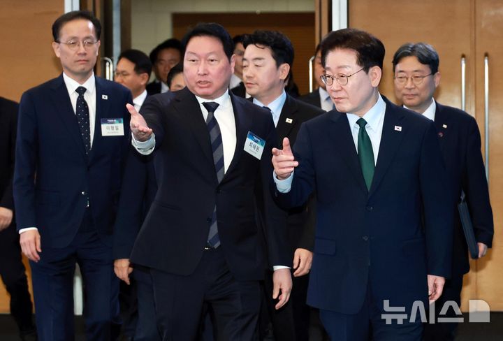 [서울=뉴시스] 김진아 기자 = 이재명 대통령이 7일 서울 시내 한 회의장에서 열린 한국형 녹색대전환(K-GX) 전략 국민보고회에 최태원 대한상의 회장과 입장하고 있다. 2026.10.07. bluesoda@newsis.com