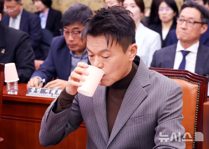 [서울=뉴시스] 김근수 기자 = 박진영 대통령 직속 대중문화교류위원회 공동위원장이 7일 오전 서울 여의도 국회에서 열린 국회 문화체육관광위원회의 문화체육관광부 국정감사에 출석해 물을 마시고 있다. 2026.10.07. ks@newsis.com
