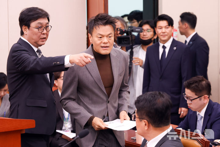 [서울=뉴시스] 김근수 기자 = 박진영 대통령 직속 대중문화교류위원회 공동위원장이 7일 오전 서울 여의도 국회에서 열린 국회 문화체육관광위원회의 문화체육관광부 국정감사에 증인으로 출하며 최휘영 문화체육관광부 장관의 안내를 받고 있다. 2026.10.07. ks@newsis.com