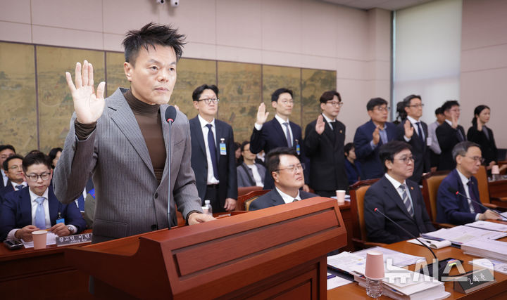 [서울=뉴시스] 정병혁 기자 = 박진영 대통령 직속 대중문화교류위원회 공동위원장이 7일 서울 여의도 국회에서 열린 문화체육관광위원회 문체부 국정감사에서 선서를 하고 있다. 2026.10.07. jhope@newsis.com