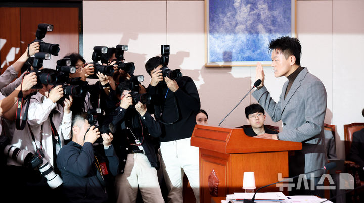 [서울=뉴시스] 김근수 기자 = 박진영 대통령 직속 대중문화교류위원회 공동위원장이 7일 오전 서울 여의도 국회에서 열린 국회 문화체육관광위원회의 문화체육관광부 국정감사에 출석해 증인 선서하고 있다. 2026.10.07. ks@newsis.com