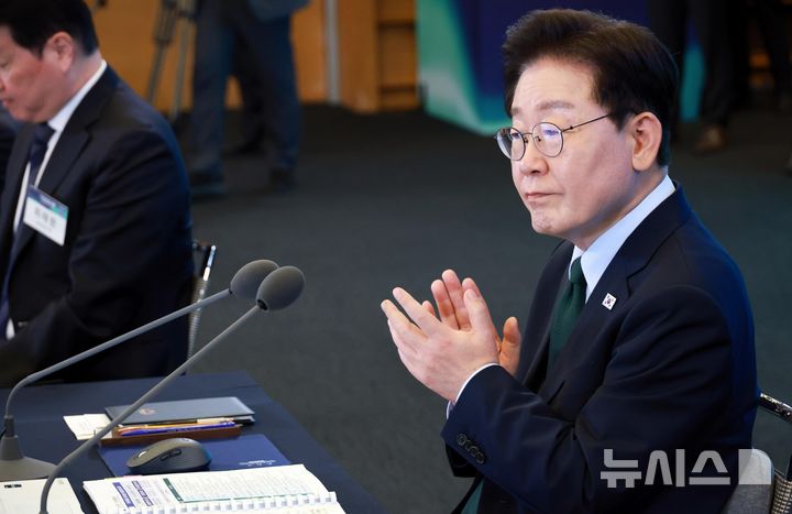 [서울=뉴시스] 김진아 기자 = 이재명 대통령이 7일 서울 시내 한 회의장에서 열린 한국형 녹색대전환(K-GX) 전략 국민보고회에서 박수를 치고 있다. 2026.10.07. bluesoda@newsis.com