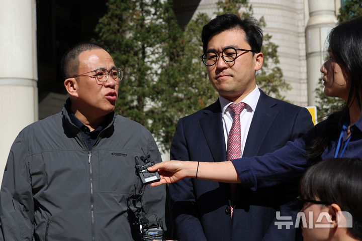 [서울=뉴시스] 고승민 기자 = 무상 여론조사 관련 정치자금법 위반 혐의로 기소된 명태균 씨가 7일 서울고등법원에서 열린 항소심 선고기일에서 무죄를 선고받은 뒤 법원을 나와 취재진 질문에 답하고 있다. 2026.10.07. kkssmm99@newsis.com