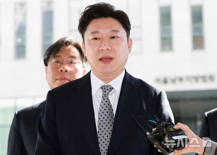 [서울=뉴시스] 이영환 기자 = 진종오 국민의힘 의원이 7일 오후 서울 양천구 서울남부지방법원에서 열린 징계효력정지가처분 심문기일에 출석하며 취재진의 질문에 답하고 있다. 2026.10.07. 20hwan@newsis.com