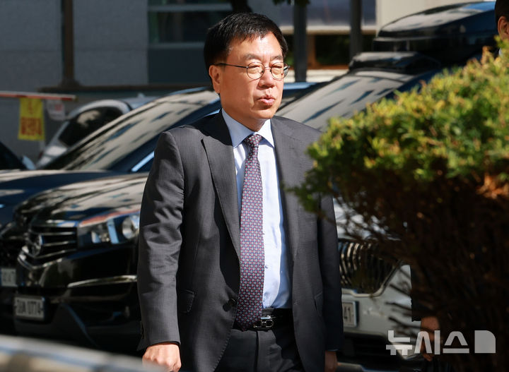 [서울=뉴시스] 이영환 기자 = 서범수 국민의힘 의원이 7일 오후 서울 양천구 서울남부지방법원에서 열린 징계효력정지가처분 심문기일에 출석하고 있다. 2026.10.07. 20hwan@newsis.com