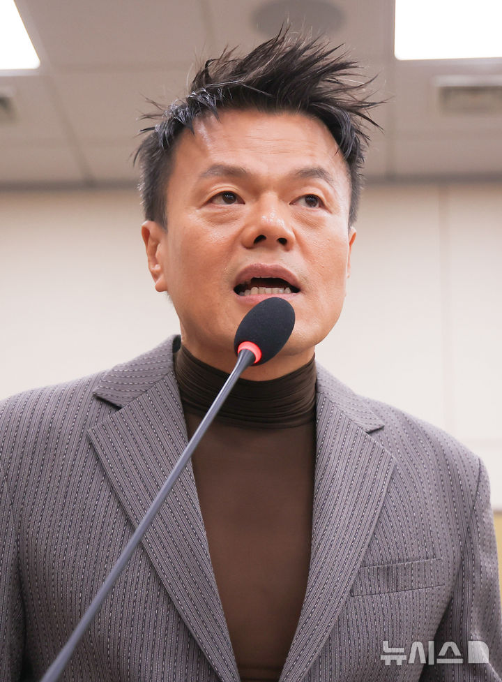 [서울=뉴시스] 정병혁 기자 = 박진영 대통령 직속 대중문화교류위원회 공동위원장이 7일 서울 여의도 국회에서 열린 문화체육관광위원회의 문체부 국정감사에 출석해 업무보고하고 있다. 2026.10.07. jhope@newsis.com