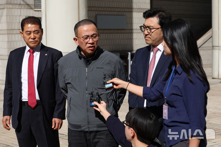 [서울=뉴시스] 고승민 기자 = 무상 여론조사 관련 정치자금법 위반 혐의로 기소된 명태균 씨가 7일 서울고등법원에서 열린 항소심 선고기일에서 무죄를 선고받은 뒤 법원을 나와 취재진 질문에 답하고 있다. 2026.10.07. kkssmm99@newsis.com
