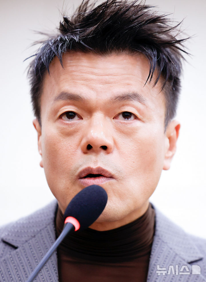 [서울=뉴시스] 정병혁 기자 = 박진영 대통령 직속 대중문화교류위원회 공동위원장이 7일 서울 여의도 국회에서 열린 문화체육관광위원회의 문체부 국정감사에 출석해 업무보고하고 있다. 2026.10.07. jhope@newsis.com