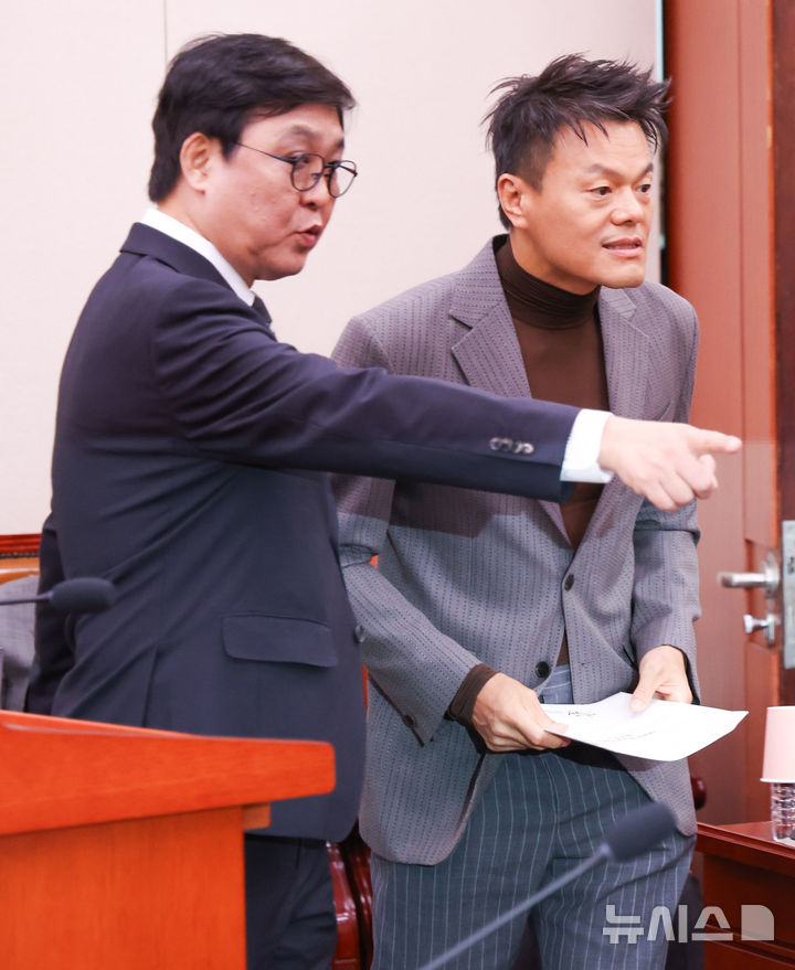 [서울=뉴시스] 김근수 기자 = 박진영 대통령 직속 대중문화교류위원회 공동위원장이 7일 오전 서울 여의도 국회에서 열린  국회 문화체육관광위원회의 문화체육관광부 국정감사에 출석하며 최휘영 문화체육관광부 장관의 안내를 받고 있다. 2026.10.07. ks@newsis.com
