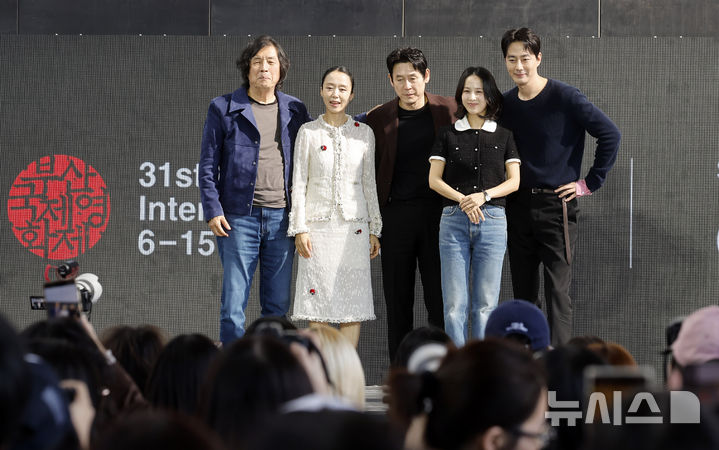 [부산=뉴시스] 김혜진 기자 = 이창동 감독(왼쪽부터), 배우 전도연, 설경구, 조인성, 조여정이 7일 부산 해운대구 영화의전당 야외무대에서 열린 제31회 부산국제영화제 '가능한 사랑' 오픈토크에서 포즈를 취하고 있다. 2026.10.07. jini@newsis.com