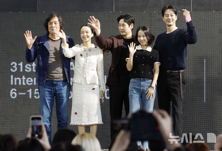 [부산=뉴시스] 김혜진 기자 = 이창동 감독(왼쪽부터), 배우 전도연, 설경구, 조인성, 조여정이 7일 부산 해운대구 영화의전당 야외무대에서 열린 제31회 부산국제영화제 '가능한 사랑' 오픈토크에서 포즈를 취하고 있다. 2026.10.07. jini@newsis.com