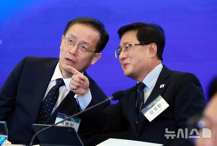 [서울=뉴시스] 김진아 기자 = 이형일 부총리 겸 재정경제부 장관과 김성환 기후에너지환경부 장관이 7일 서울 시내 한 회의장에서 열린 한국형 녹색대전환(K-GX) 전략 국민보고회에서 대화하고 있다. 2026.10.07. bluesoda@newsis.com