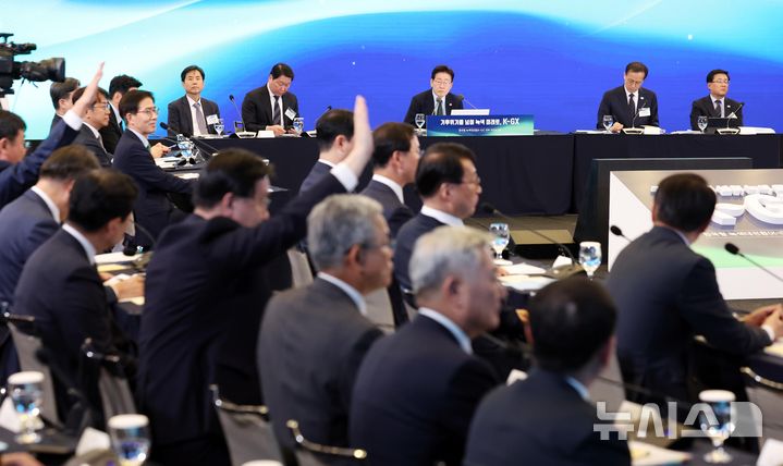 [서울=뉴시스] 김진아 기자 = 이재명 대통령이 7일 서울 시내 한 회의장에서 열린 한국형 녹색대전환(K-GX) 전략 국민보고회에서 토론을 하고 있다. 2026.10.07. bluesoda@newsis.com