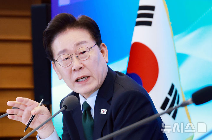 [서울=뉴시스] 김진아 기자 = 이재명 대통령이 7일 서울 시내 한 회의장에서 열린 한국형 녹색대전환(K-GX) 전략 국민보고회에서 토론을 하고 있다. 2026.10.07. bluesoda@newsis.com
