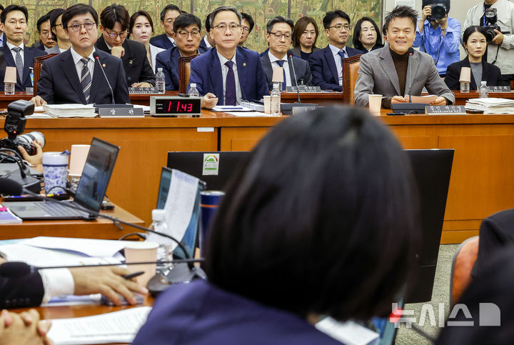 [서울=뉴시스] 정병혁 기자 = 배현진 국민의힘 의원이 7일 서울 여의도 국회에서 열린 문화체육관광위원회 문체부 국정감사에서 박진영 대통령 직속 대중문화교류위원회 공동위원장에게 질의하고 있다. 2026.10.07. jhope@newsis.com