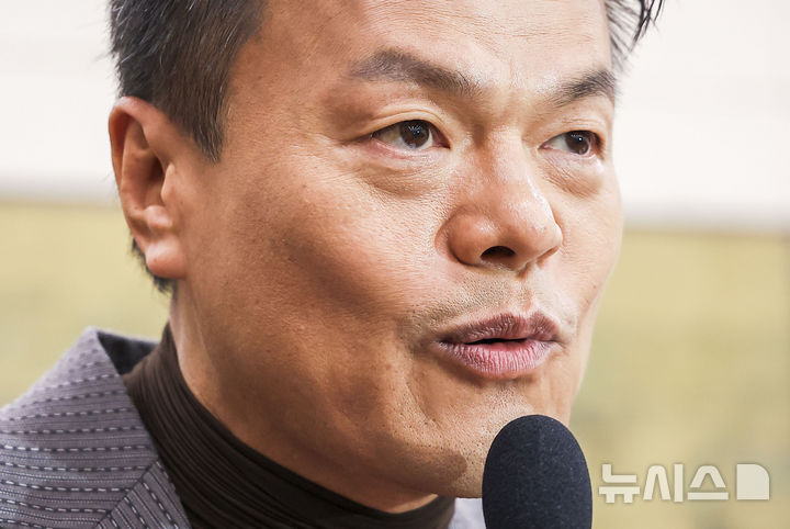 [서울=뉴시스] 정병혁 기자 = 박진영 대통령 직속 대중문화교류위원회 공동위원장이 7일 서울 여의도 국회에서 열린 문화체육관광위원회 문체부 국정감사에서 업무보고를 하고 있다. 2026.10.07. jhope@newsis.com