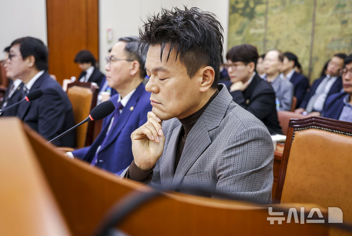 [서울=뉴시스] 정병혁 기자 = 박진영 대통령 직속 대중문화교류위원회 공동위원장이 7일 서울 여의도 국회에서 열린 문화체육관광위원회 문체부 국정감사에서 생각에 잠겨 있다. 2026.10.07. jhope@newsis.com