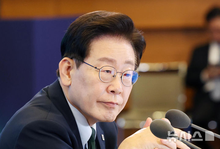 [서울=뉴시스] 김진아 기자 = 이재명 대통령이 7일 서울 시내 한 회의장에서 열린 한국형 녹색대전환(K-GX) 전략 국민보고회에서 참석자의 발언을 듣고 있다. 2026.10.07. bluesoda@newsis.com