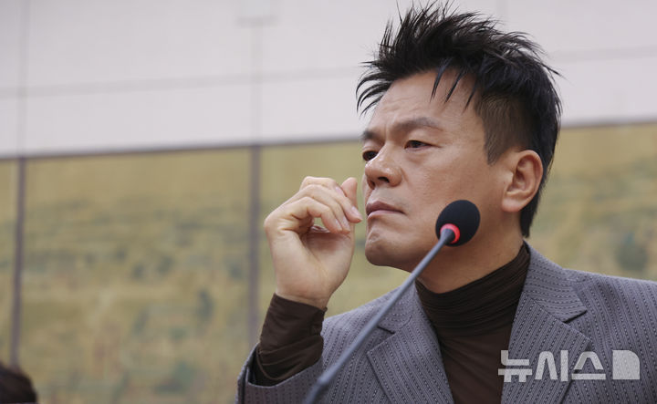 [서울=뉴시스] 김근수 기자 = 박진영 대통령 직속 대중문화교류위원회 공동위원장이 7일 오전 서울 여의도 국회에서 열린&nbsp; 국회 문화체육관광위원회의 문화체육관광부 국정감사에 증인으로 출석해 질의에 답하고 있다. 2026.10.07. ks@newsis.com