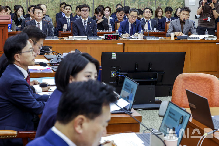 [서울=뉴시스] 정병혁 기자 = 배현진 국민의힘 의원이 7일 서울 여의도 국회에서 열린 문화체육관광위원회 문체부 국정감사에서 박진영 대통령 직속 대중문화교류위원회 공동위원장에게 질의하고 있다. 2026.10.07. jhope@newsis.com