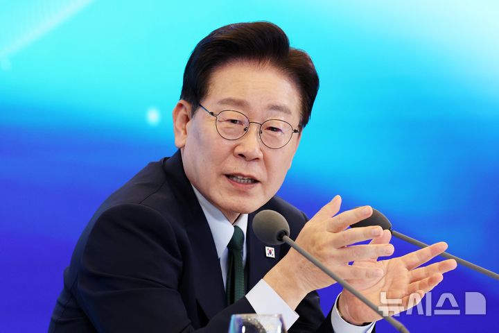 [서울=뉴시스] 김진아 기자 = 이재명 대통령이 7일 서울 시내 한 회의장에서 열린 한국형 녹색대전환(K-GX) 전략 국민보고회에서 토론을 하고 있다. 2026.10.07. bluesoda@newsis.com