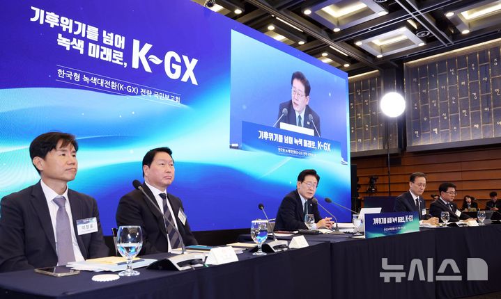 [서울=뉴시스] 김진아 기자 = 이재명 대통령이 7일 서울 시내 한 회의장에서 열린 한국형 녹색대전환(K-GX) 전략 국민보고회에서 토론을 하고 있다. 2026.10.07. bluesoda@newsis.com