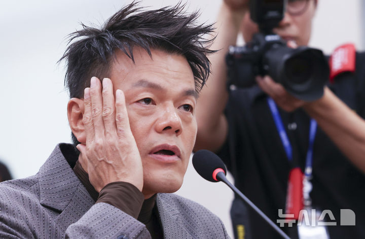 [서울=뉴시스] 김근수 기자 = 박진영 대통령 직속 대중문화교류위원회 공동위원장이 7일 오후 서울 여의도 국회에서 열린 국회 문화체육관광위원회의 문화체육관광부 국정감사에 증인으로 출석해 질의에 답하고 있다. 2026.10.07. ks@newsis.com