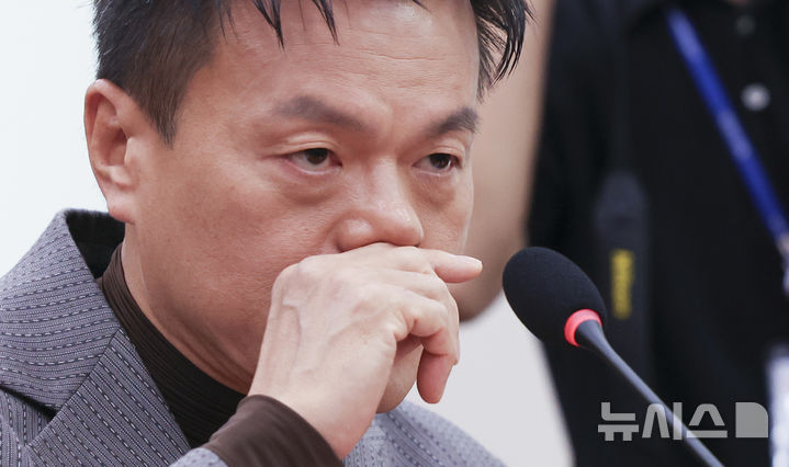 [서울=뉴시스] 김근수 기자 = 박진영 대통령 직속 대중문화교류위원회 공동위원장이 7일 오후 서울 여의도 국회에서 열린 국회 문화체육관광위원회의 문화체육관광부 국정감사에 증인으로 출석해 질의에 답하고 있다. 2026.10.07. ks@newsis.com
