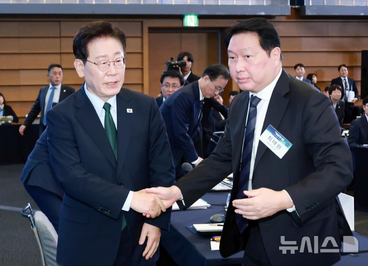 [서울=뉴시스] 김진아 기자 = 이재명 대통령이 7일 서울 시내 한 회의장에서 열린 한국형 녹색대전환(K-GX) 전략 국민보고회를 마친 뒤 최태원 대한상의 회장과 인사하고 있다. 2026.10.07. bluesoda@newsis.com
