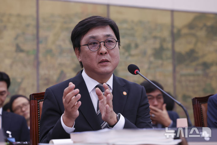 [서울=뉴시스] 김근수 기자 = 최휘영 문화체육관광부 장관이 7일 오후 서울 여의도 국회에서 열린 국회 문화체육관광위원회의 문화체육관광부 국정감사에서 질의에 답하고 있다. 2026.10.07. ks@newsis.com