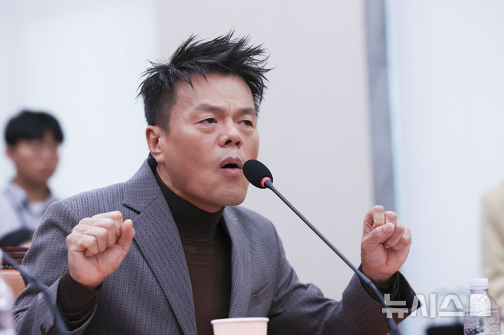 [서울=뉴시스] 김근수 기자 = 박진영 대통령 직속 대중문화교류위원회 공동위원장이 7일 오후 서울 여의도 국회에서 열린 국회 문화체육관광위원회의 문화체육관광부 국정감사에 증인으로 출석해 질의에 답하고 있다. 2026.10.07. ks@newsis.com