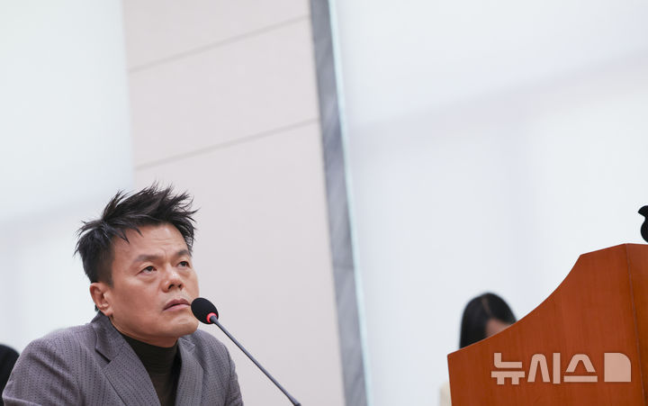 [서울=뉴시스] 김근수 기자 = 박진영 대통령 직속 대중문화교류위원회 공동위원장이 7일 오후 서울 여의도 국회에서 열린 국회 문화체육관광위원회의 문화체육관광부 국정감사에 증인으로 출석해 잠시 생각에 잠겨 있다. 2026.10.07. ks@newsis.com