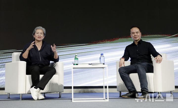 [서울=뉴시스] 최동준 기자 = AMD 리사 수 CEO와 잭 후인 수석 부사장이 7일 서울 용산구 서울드래곤시티에서 열린 'AMD 게이머 데이'에서 참석자들 질문에 답변하고 있다. 2026.10.07. photocdj@newsis.com