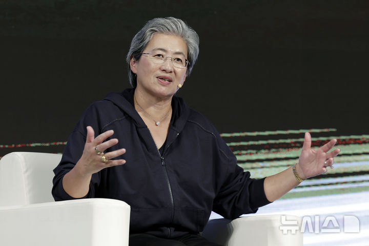 [서울=뉴시스] 최동준 기자 = 리사 수 AMD CEO가 7일 서울 용산구 서울드래곤시티에서 열린 'AMD 게이머 데이'에서 참석자들 질문에 답변하고 있다. 2026.10.07. photocdj@newsis.com
