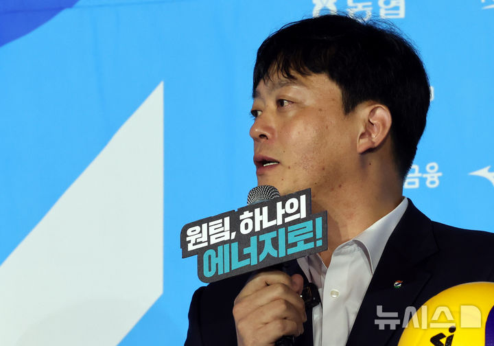 [서울=뉴시스] 박주성 기자 = GS칼텍스 이영택 감독이 7일 오후 서울 호텔 리베라 청담 베르사이유홀에서 열린 2026~2027시즌 프로배구 여자부 미디어데이에 참석해 질문에 답하고 있다. 2026.10.07. park7691@newsis.com