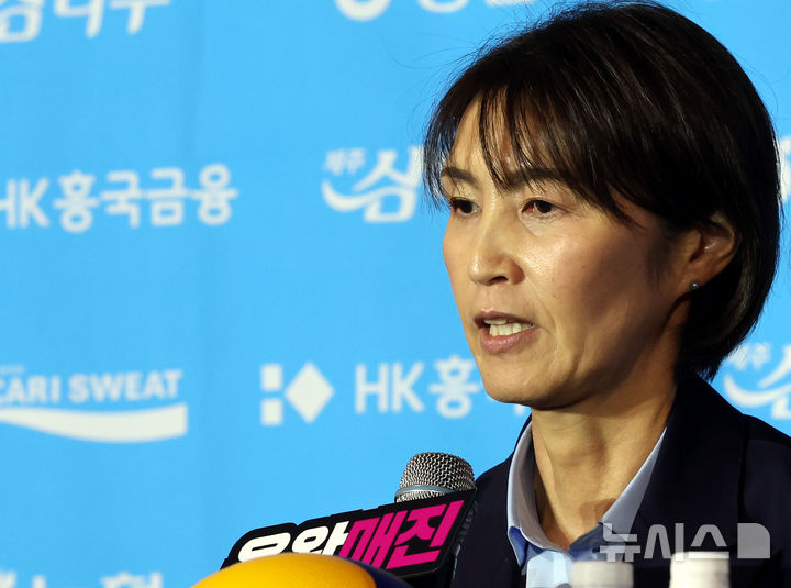 [서울=뉴시스] 박주성 기자 = 흥국생명 요시하라 토모코 감독이 7일 오후 서울 호텔 리베라 청담 베르사이유홀에서 열린 2026~2027시즌 프로배구 여자부 미디어데이에 참석해 질문에 답하고 있다. 2026.10.07. park7691@newsis.com