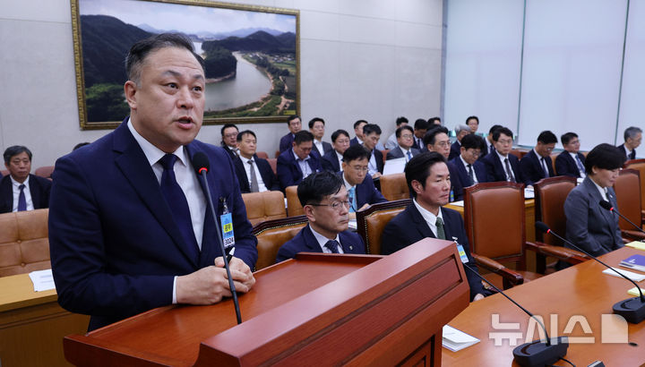 [서울=뉴시스] 고범준 기자 = 이운익 삼양사 대표가 7일 서울 여의도 국회에서 열린 농림축산식품해양수산위원회 국정감사(농림축산식품부 등)에서 위원장 질의에 답변하고 있다. 2026.10.07. bjko@newsis.com