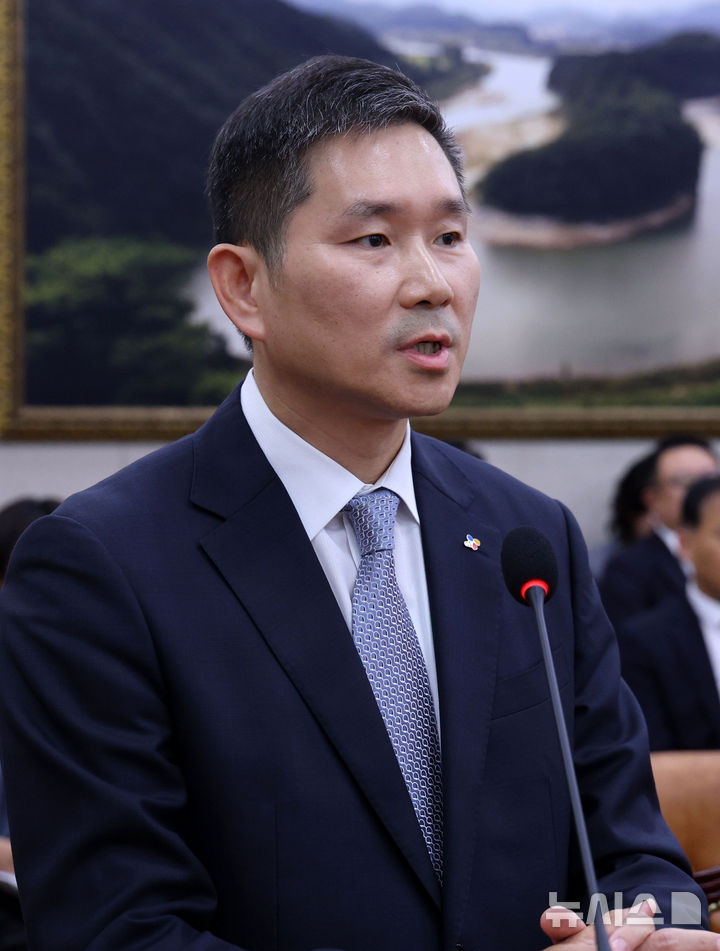 [서울=뉴시스] 고범준 기자 = 김찬호 CJ제일제당 대표가 7일 서울 여의도 국회에서 열린 농림축산식품해양수산위원회 국정감사(농림축산식품부 등)에서 위원장 질의에 답변하고 있다. 2026.10.07. bjko@newsis.com