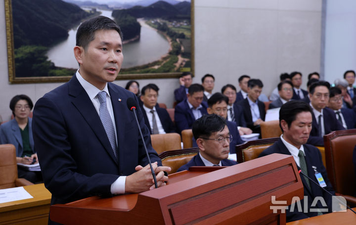[서울=뉴시스] 고범준 기자 = 김찬호 CJ제일제당 대표가 7일 서울 여의도 국회에서 열린 농림축산식품해양수산위원회 국정감사(농림축산식품부 등)에서 위원장 질의에 답변하고 있다. 2026.10.07. bjko@newsis.com