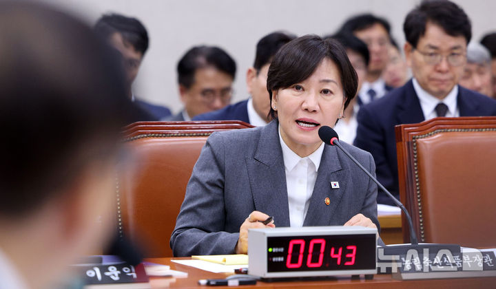 [서울=뉴시스] 고범준 기자 = 송미령 농림축산식품부 장관이 7일 서울 여의도 국회에서 열린 농림축산식품해양수산위원회 국정감사(농림축산식품부 등)에서 의원 질의에 답변하고 있다. 2026.10.07. bjko@newsis.com