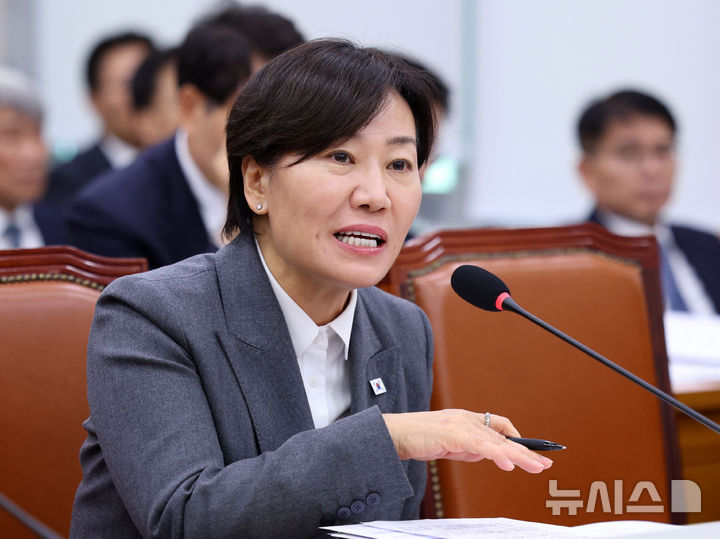 [서울=뉴시스] 고범준 기자 = 송미령 농림축산식품부 장관이 7일 서울 여의도 국회에서 열린 농림축산식품해양수산위원회 국정감사(농림축산식품부 등)에서 의원 질의에 답변하고 있다. 2026.10.07. bjko@newsis.com