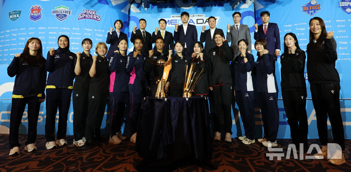 [서울=뉴시스] 박주성 기자 = 7일 오후 서울 호텔 리베라 청담 베르사이유홀에서 열린 2026~2027시즌 프로배구 여자부 미디어데이에서 7개 구단 선수들과 감독들이 포즈를 취하고 있다. 2026.10.07. park7691@newsis.com