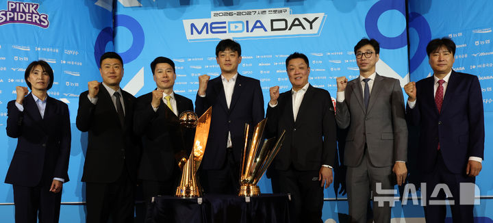 [서울=뉴시스] 박주성 기자 = 7일 오후 서울 호텔 리베라 청담 베르사이유홀에서 열린 2026~2027시즌 프로배구 여자부 미디어데이에서 7개 구단 감독들이 포즈를 취하고 있다. 사진 왼쪽부터 흥국생명 요시하라 토모코 감독, 한국도로공사 김영래 감독, 현대건설 강성형 감독, GS칼텍스 이영택 감독, IBK기업은행 마나베 미나요시 감독, SOOP 수퍼스 김세진 감독, 정관장 권순찬 감독. 2026.10.07. park7691@newsis.com